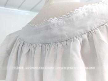 Voici une authentique ancienne grande chemise de nuit entièrement faite à la main en drap de lin avec de magnifiques broderies sur l'encolure,  sur les manches courtes et sur le plastron sans oublier les monogrammes MS. Superbe !