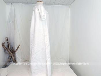 Voici une authentique ancienne grande chemise de nuit entièrement faite à la main en drap de lin avec de magnifiques broderies sur l'encolure,  sur les manches courtes et sur le plastron sans oublier les monogrammes MS. Superbe !