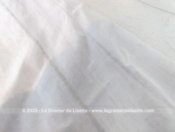 Voici une authentique ancienne grande chemise de nuit entièrement faite à la main en drap de lin avec de magnifiques broderies sur l'encolure,  sur les manches courtes et sur le plastron sans oublier les monogrammes MS. Superbe !