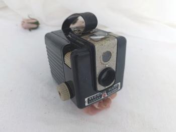 Voici un appareil photo ancien de la marque Kodak, modèle Brownie Flash - Caméra - Made in France qui attend pourquoi pas une pellicule pour reprendre vie ! 