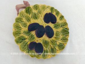 Ancienne assiette dessert barbotine Prunes relief