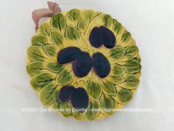Sur 19 cm de diamètre, voici une ancienne assiette à dessert en barbotine avec des prunes quetsches en relief, estampillée Sarreguemines France.