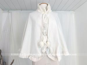Cape vintage imitation feutre de laine ivoire et pompons