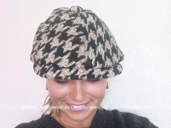 Voici une casquette au  look vintage en tissus laine  mélangée avec un motif  