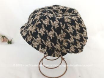 Voici une casquette au  look vintage en tissus laine  mélangée avec un motif  