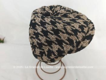 Voici une casquette au  look vintage en tissus laine  mélangée avec un motif  