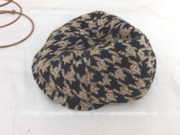 Voici une casquette au  look vintage en tissus laine  mélangée avec un motif  
