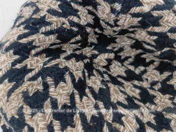 Voici une casquette au  look vintage en tissus laine  mélangée avec un motif  