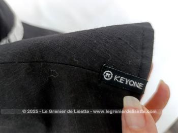 Vous rêviez d'avoir un chapeau comme dans un film des années 60/70 ? c'est celui là ! Avec son coté réversible, cette capeline est très élégante et estampillée Keyone. Amateurs de noir et blanc, vous serez conquis ! 