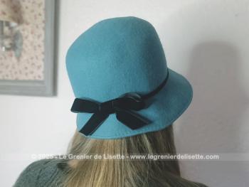Voici un chapeau cloche vraiment dans le style vintage réalisé en feutre bleu couleur 