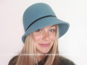 Chapeau cloche style vintage feutre bleu « Mer du Sud » noeud noir