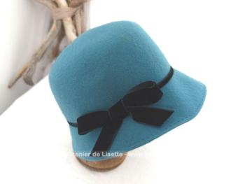 Voici un chapeau cloche vraiment dans le style vintage réalisé en feutre bleu couleur 