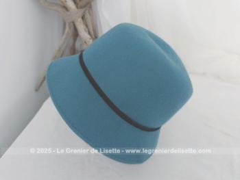 Voici un chapeau cloche vraiment dans le style vintage réalisé en feutre bleu couleur 