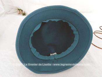 Voici un chapeau cloche vraiment dans le style vintage réalisé en feutre bleu couleur 