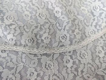 En dentelle acrylique transparente et entièrement doublée de tissus viscose bleu ciel  voici un déshabillé ou chemise de nuit courte donnant un effet couleur bleu pâle. Vintage et taille 38/40 .