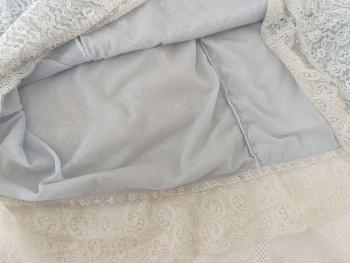 En dentelle acrylique transparente et entièrement doublée de tissus viscose bleu ciel  voici un déshabillé ou chemise de nuit courte donnant un effet couleur bleu pâle. Vintage et taille 38/40 .
