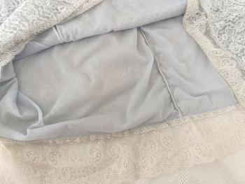 En dentelle acrylique transparente et entièrement doublée de tissus viscose bleu ciel  voici un déshabillé ou chemise de nuit courte donnant un effet couleur bleu pâle. Vintage et taille 38/40 .