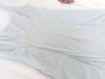 En dentelle acrylique transparente et entièrement doublée de tissus viscose bleu ciel  voici un déshabillé ou chemise de nuit courte donnant un effet couleur bleu pâle. Vintage et taille 38/40 .