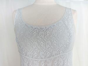 Déshabillé ou chemise de nuit vintage dentelle fine et doublure bleue pale