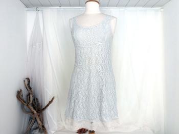 En dentelle acrylique transparente et entièrement doublée de tissus viscose bleu ciel  voici un déshabillé ou chemise de nuit courte donnant un effet couleur bleu pâle. Vintage et taille 38/40 .