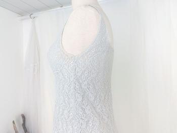 En dentelle acrylique transparente et entièrement doublée de tissus viscose bleu ciel  voici un déshabillé ou chemise de nuit courte donnant un effet couleur bleu pâle. Vintage et taille 38/40 .
