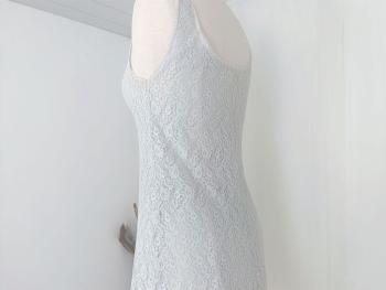 En dentelle acrylique transparente et entièrement doublée de tissus viscose bleu ciel  voici un déshabillé ou chemise de nuit courte donnant un effet couleur bleu pâle. Vintage et taille 38/40 .