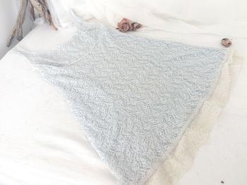 En dentelle acrylique transparente et entièrement doublée de tissus viscose bleu ciel  voici un déshabillé ou chemise de nuit courte donnant un effet couleur bleu pâle. Vintage et taille 38/40 .