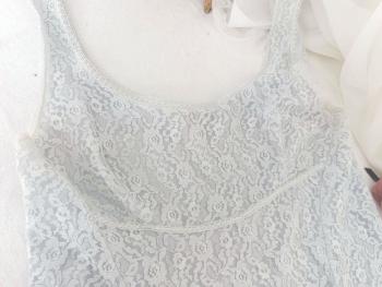 En dentelle acrylique transparente et entièrement doublée de tissus viscose bleu ciel  voici un déshabillé ou chemise de nuit courte donnant un effet couleur bleu pâle. Vintage et taille 38/40 .