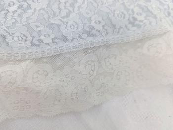 En dentelle acrylique transparente et entièrement doublée de tissus viscose bleu ciel  voici un déshabillé ou chemise de nuit courte donnant un effet couleur bleu pâle. Vintage et taille 38/40 .