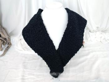 Voici un long et large ancien col vintage en astrakan à porter tel quel ou à coudre sur un manteau pour une allure vintage assurée!