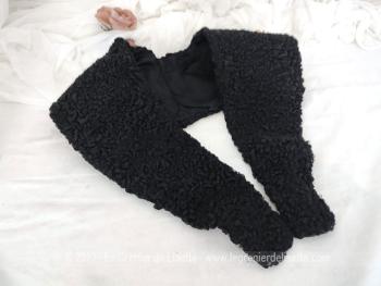 Voici un long et large ancien col vintage en astrakan à porter tel quel ou à coudre sur un manteau pour une allure vintage assurée!