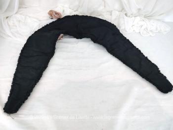 Voici un long et large ancien col vintage en astrakan à porter tel quel ou à coudre sur un manteau pour une allure vintage assurée!