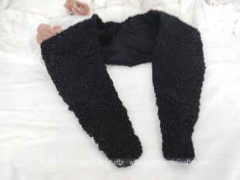 Voici un long et large ancien col vintage en astrakan à porter tel quel ou à coudre sur un manteau pour une allure vintage assurée!