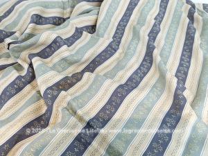 Voici un superbe coupon de 170 cm de large sur 215 cm de long d'un ancien tissus d'ameublement en brocart satiné très soyeux dessiné par des rayures écrues et des rayures bleues, dans le style Louis XVI.