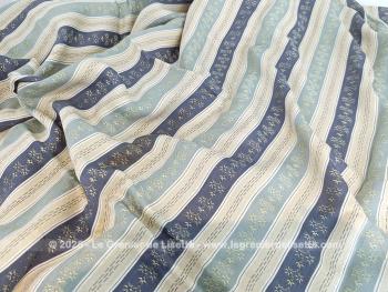 Voici un superbe coupon de 170 cm de large sur 215 cm de long d'un ancien tissus d'ameublement en brocart satiné très soyeux dessiné par des rayures écrues et des rayures bleues, dans le style Louis XVI.