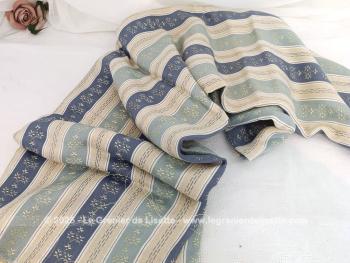 Voici un superbe coupon de 170 cm de large sur 215 cm de long d'un ancien tissus d'ameublement en brocart satiné très soyeux dessiné par des rayures écrues et des rayures bleues, dans le style Louis XVI.