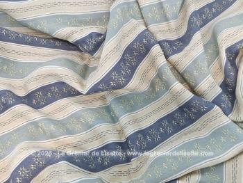 Voici un superbe coupon de 170 cm de large sur 215 cm de long d'un ancien tissus d'ameublement en brocart satiné très soyeux dessiné par des rayures écrues et des rayures bleues, dans le style Louis XVI.