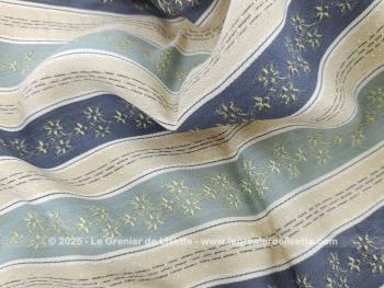 Voici un superbe coupon de 170 cm de large sur 215 cm de long d'un ancien tissus d'ameublement en brocart satiné très soyeux dessiné par des rayures écrues et des rayures bleues, dans le style Louis XVI.