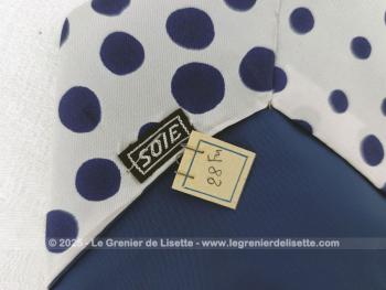 Que de charme dans cette pure cravate des années 60, bien large, en 100% soie de couleur blanc 