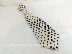 Belle cravate vintage pure soie blanc pois marine étiquette en Francs