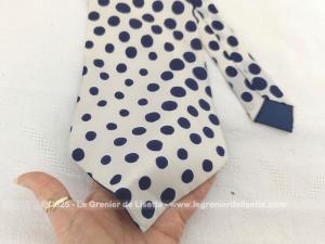 Belle cravate vintage pure soie blanc pois marine étiquette en Francs