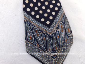 Voici une superbe cravate de la marque Pierre Cardin Paris 100% soie - Made in France, pure soie, pois blancs sur fond noir avec superbe dessin d'arabesques sur la pointe de la cravate.