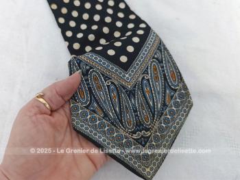 Voici une superbe cravate de la marque Pierre Cardin Paris 100% soie - Made in France, pure soie, pois blancs sur fond noir avec superbe dessin d'arabesques sur la pointe de la cravate.