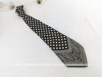 Voici une superbe cravate de la marque Pierre Cardin Paris 100% soie - Made in France, pure soie, pois blancs sur fond noir avec superbe dessin d'arabesques sur la pointe de la cravate.