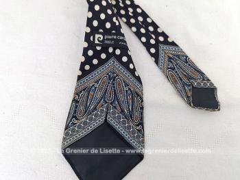 Voici une superbe cravate de la marque Pierre Cardin Paris 100% soie - Made in France, pure soie, pois blancs sur fond noir avec superbe dessin d'arabesques sur la pointe de la cravate.