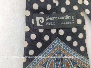 Voici une superbe cravate de la marque Pierre Cardin Paris 100% soie - Made in France, pure soie, pois blancs sur fond noir avec superbe dessin d'arabesques sur la pointe de la cravate.