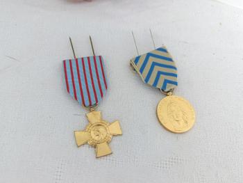 Voici un duo de médailles militaires de la République Française avec une pour la