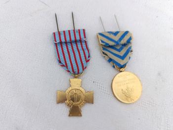 Voici un duo de médailles militaires de la République Française avec une pour la