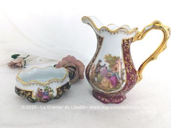 En porcelaine de Limoges Jammet Seignolles, voici un pichet verseur à lait et un sucrier vintages avec des dorures, un fond bordeaux et des écussons avec des dessins style XVIII°.