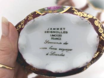 En porcelaine de Limoges Jammet Seignolles, voici un pichet verseur à lait et un sucrier vintages avec des dorures, un fond bordeaux et des écussons avec des dessins style XVIII°.